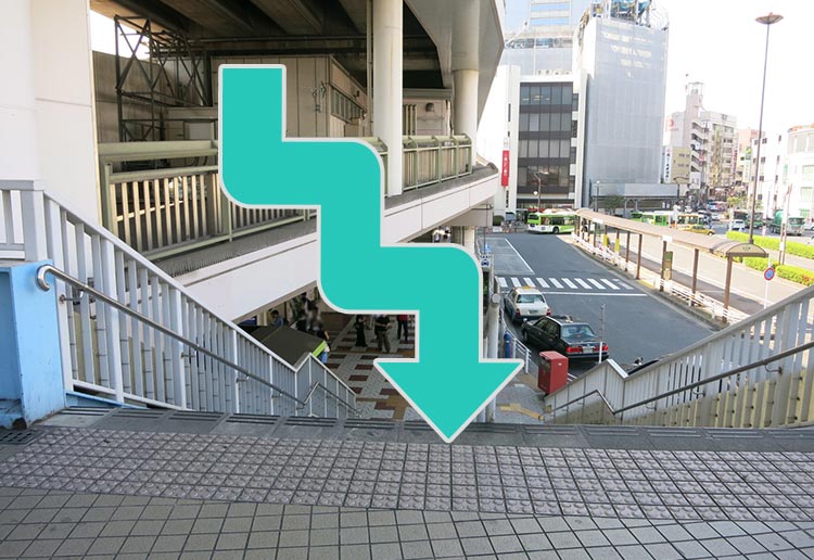 JR王子駅北口方面へ階段を下ります。